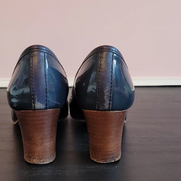 TORY BURCH navy pumps